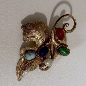 # 134 gold tone vintage antique cabochon leaf brooch with gem stones